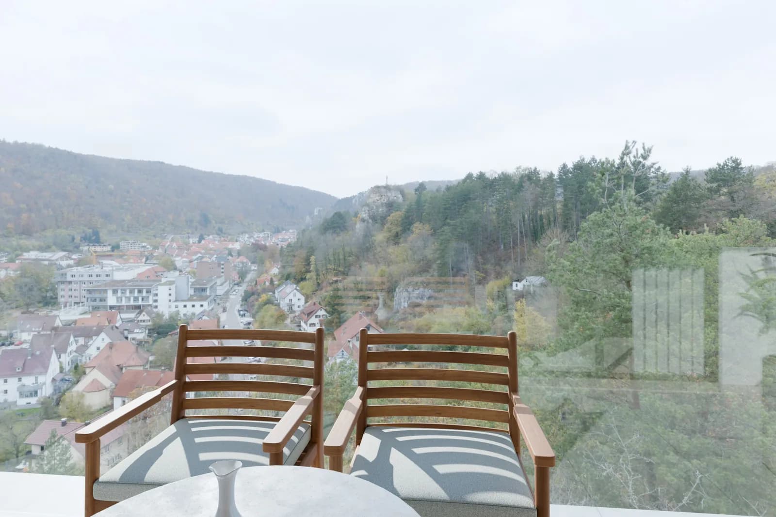 La terraza por la mañana, con el valle al fondo